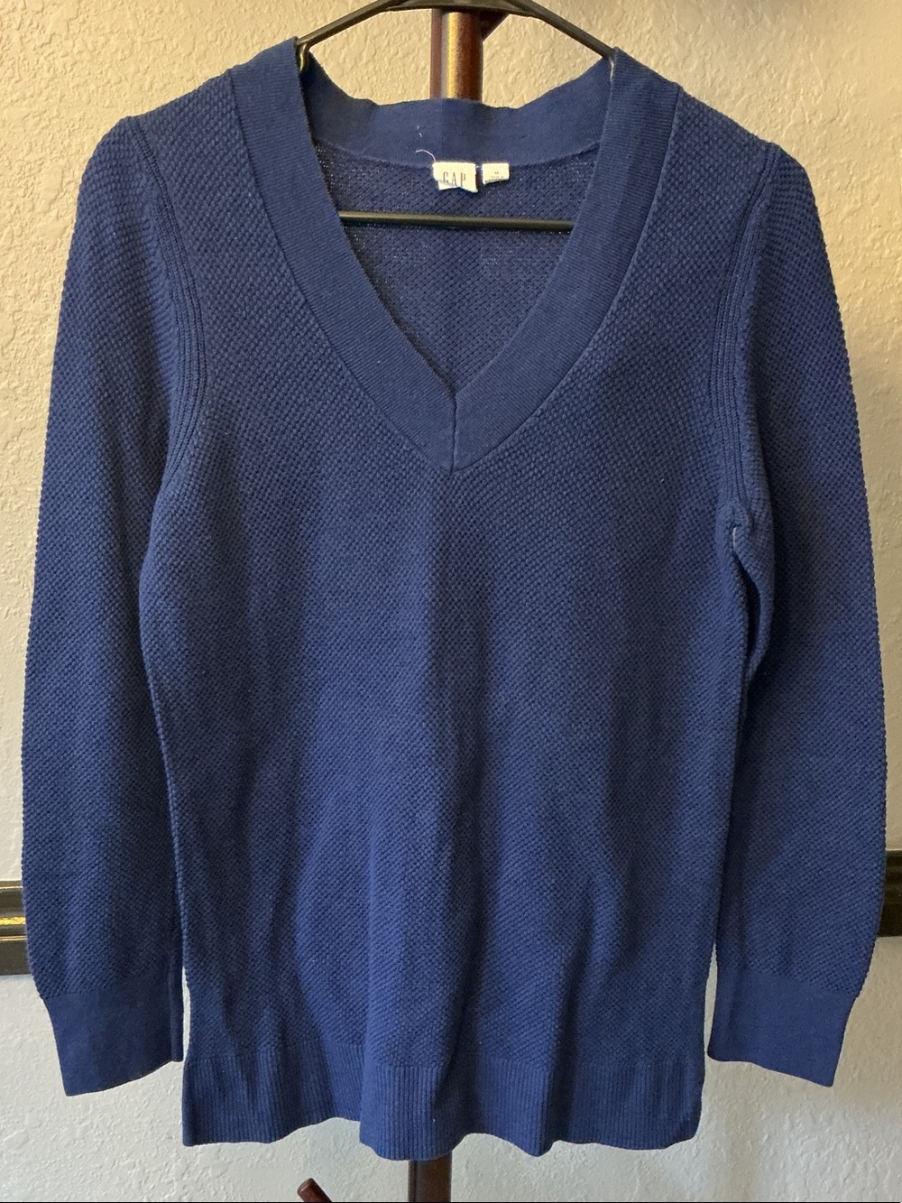 GAP Women's Textured V-Neck Sweater in Navy